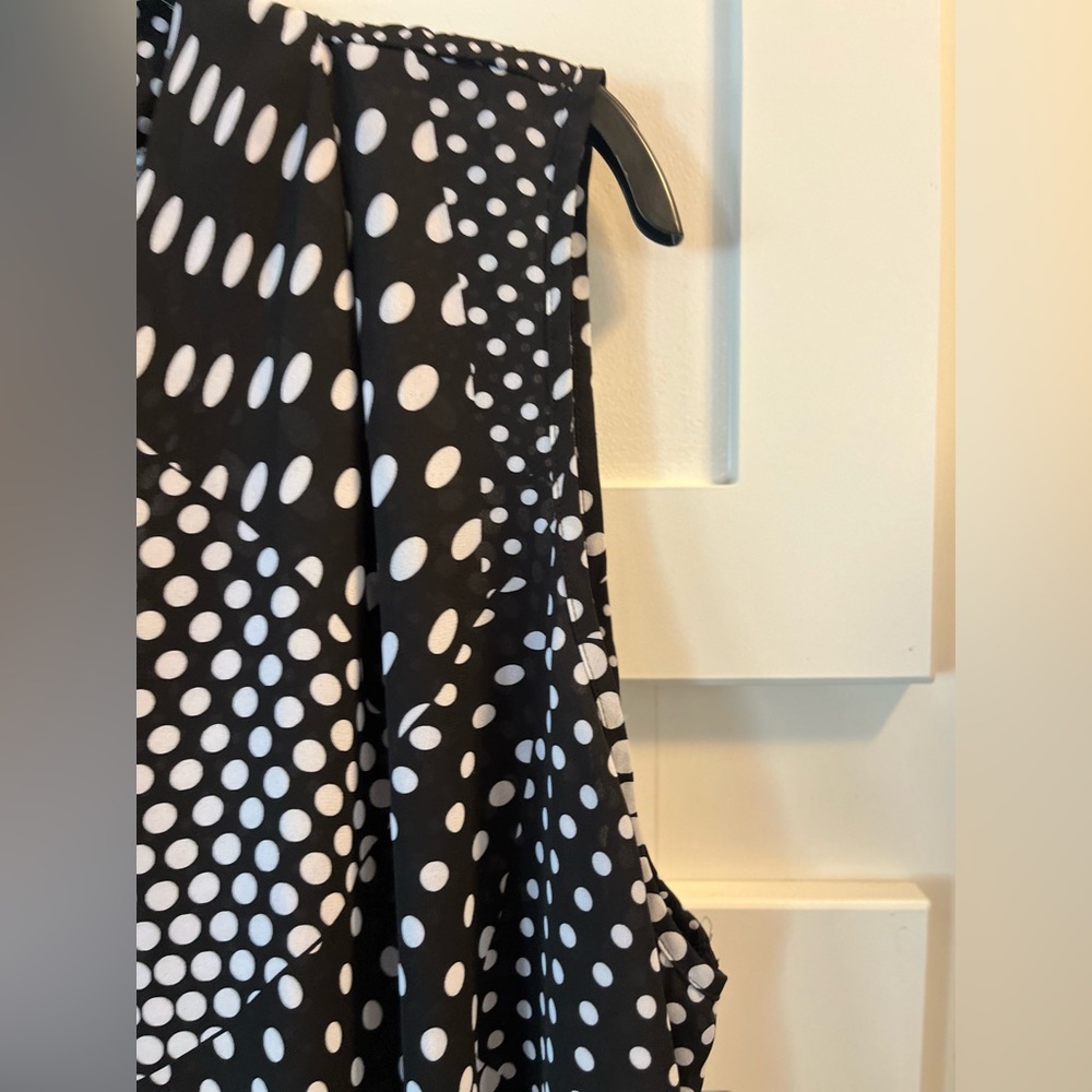 Sleeveless Black & White Polka Dot Blouse - Picture 4 of 6